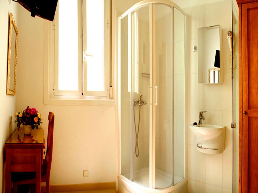 Habitación individual con aseo compartido