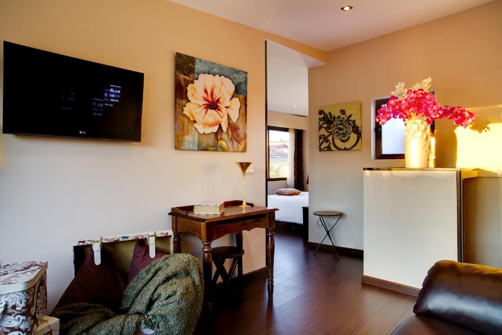 Suite with Terrace,11984373:JPEG