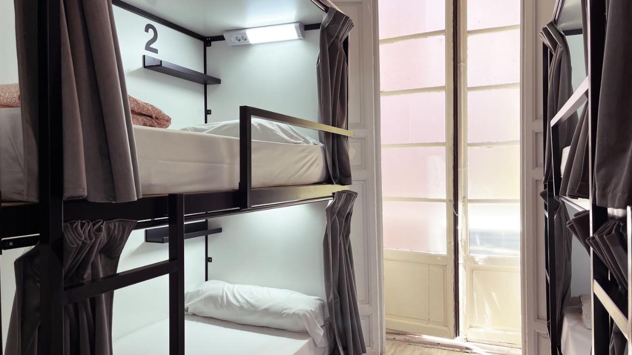 Cama en un dormitorio compartido de 6 camas con baño compartido