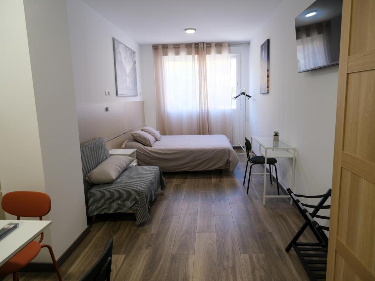 Estudio con cama extragrande y sofá cama