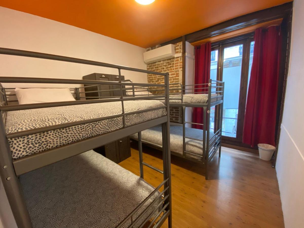 Cama individual en habitación compartida femenina de 16 camas