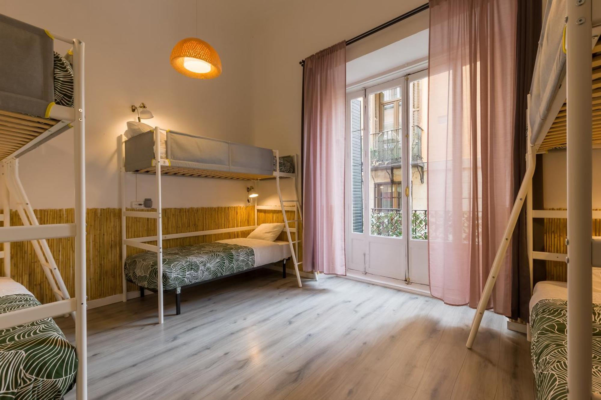 Bed 6-Bed Dormitory Room