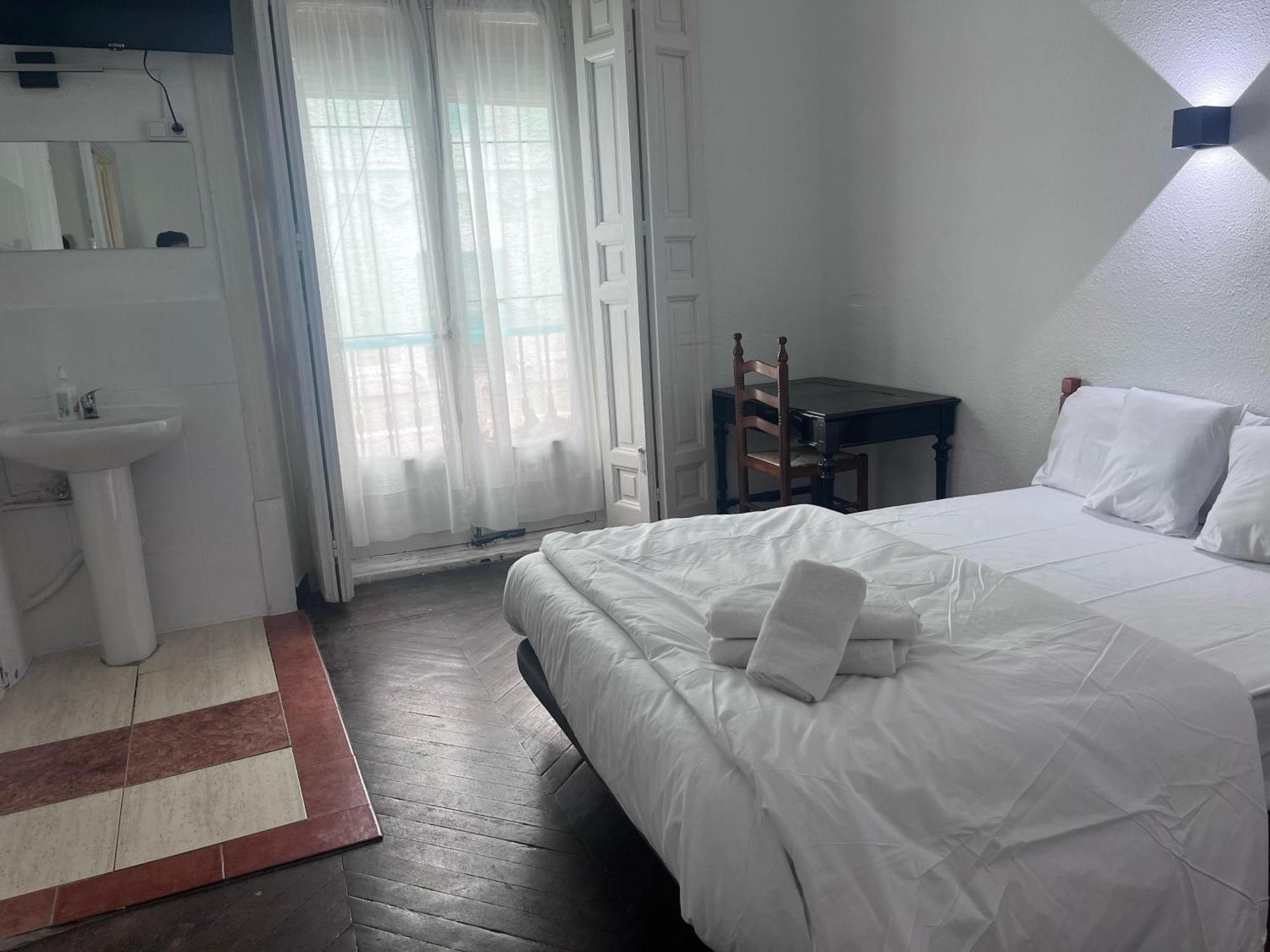 Double Room with Shared Bathroom,1652768765:JPEG