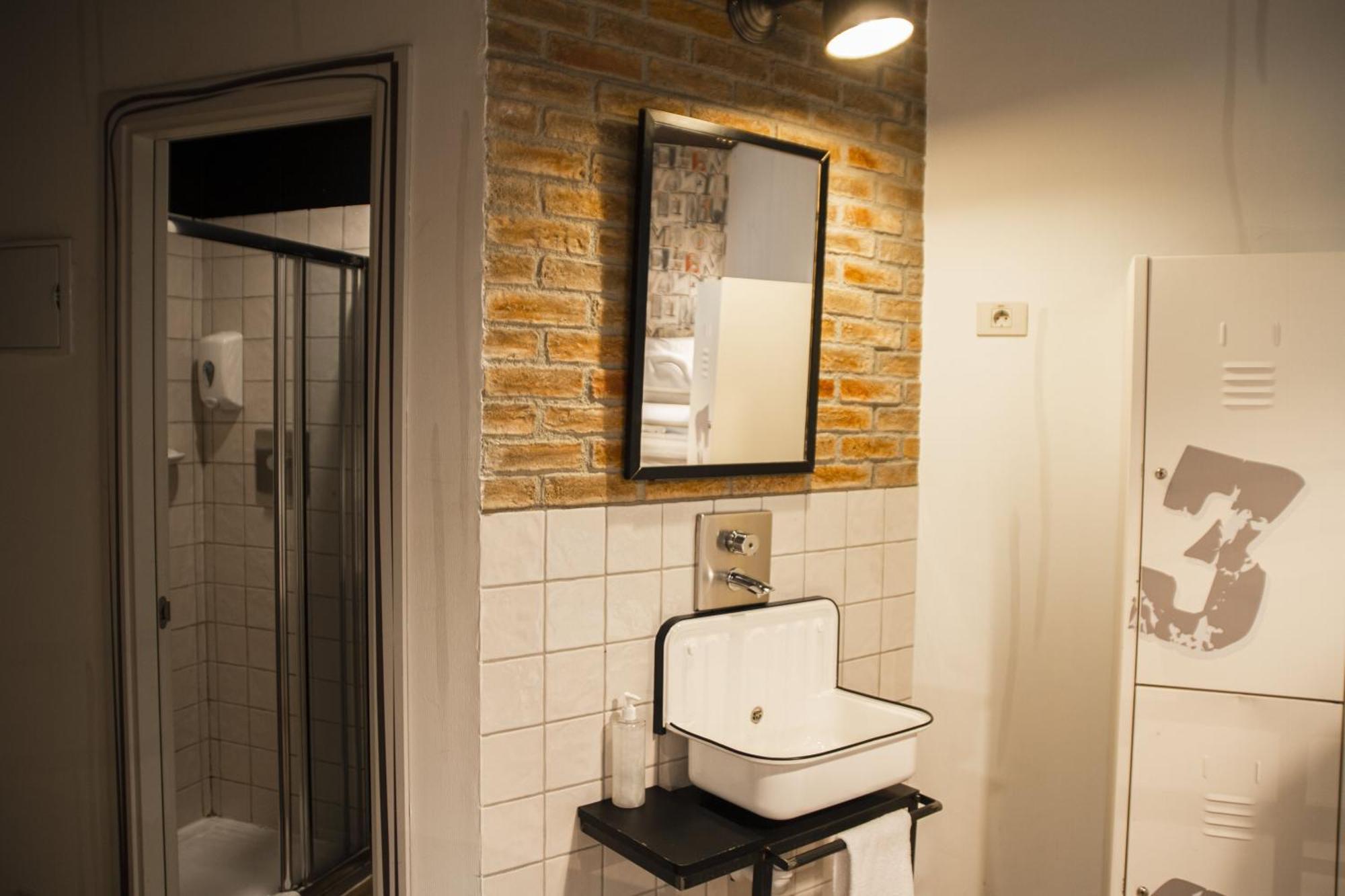 Cama individual en una Habitación Compartida de 4 camas con baño privado