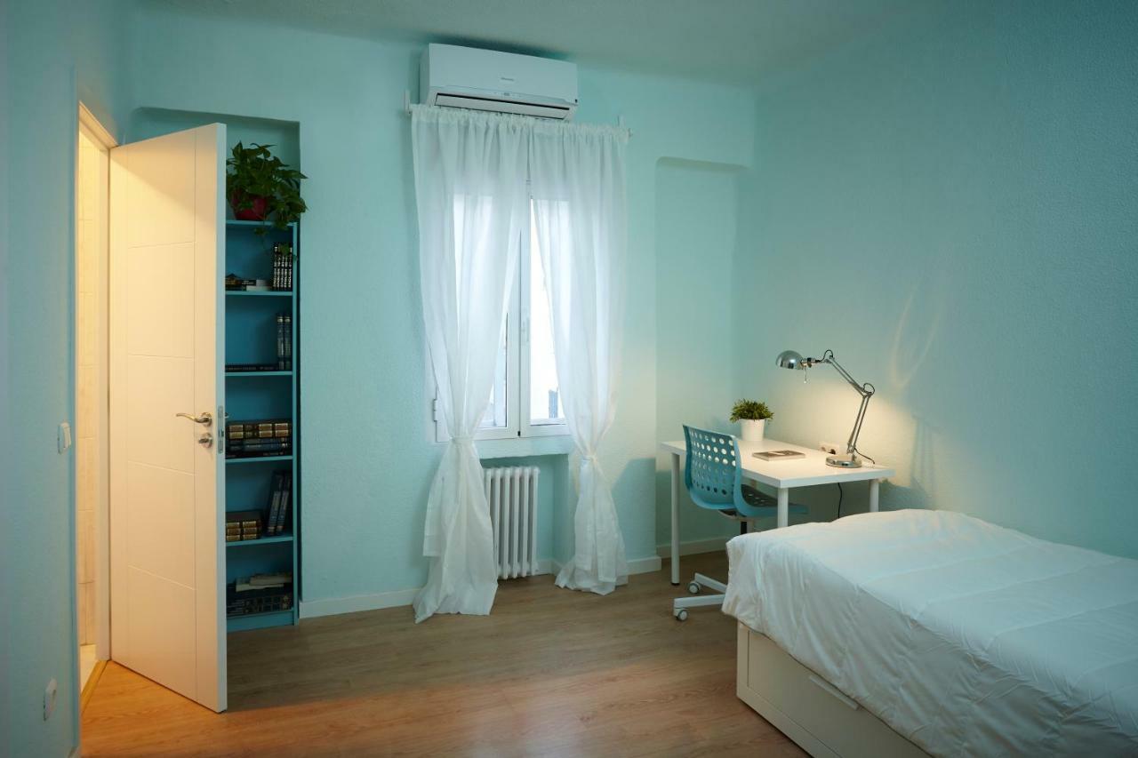 Single Room with Private Bathroom,819032312:JPEG