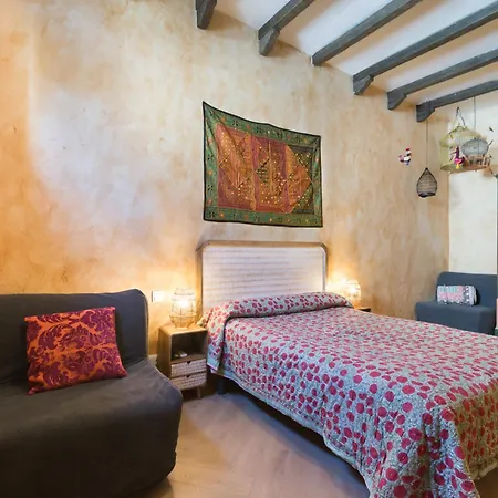 Hostal Artistic B&B-2