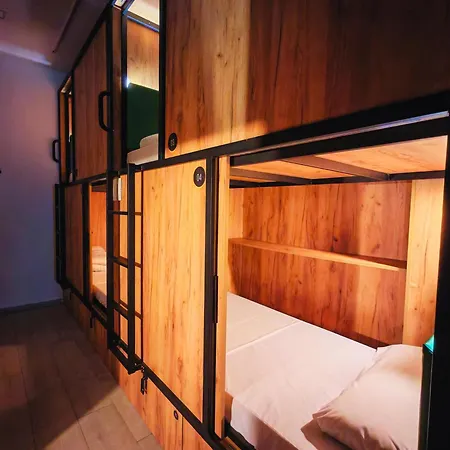 Capsule Inn Madrid-3